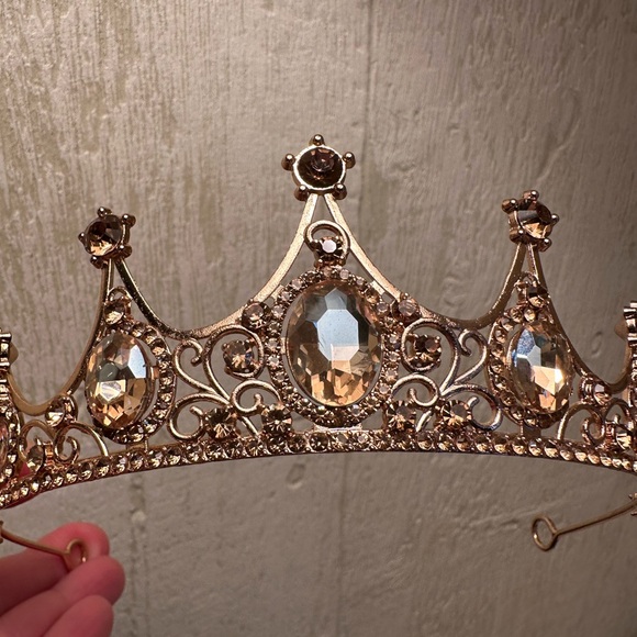 Gold tone Tiara with Gemstones - Picture 2 of 3